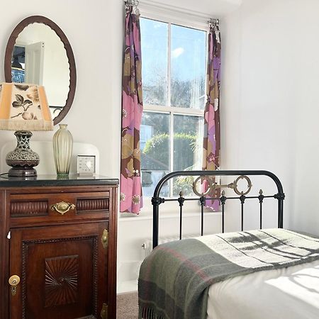 Janies Cottage~ Mousehole~Eclectic Interiors & Vintage Charm 外观 照片