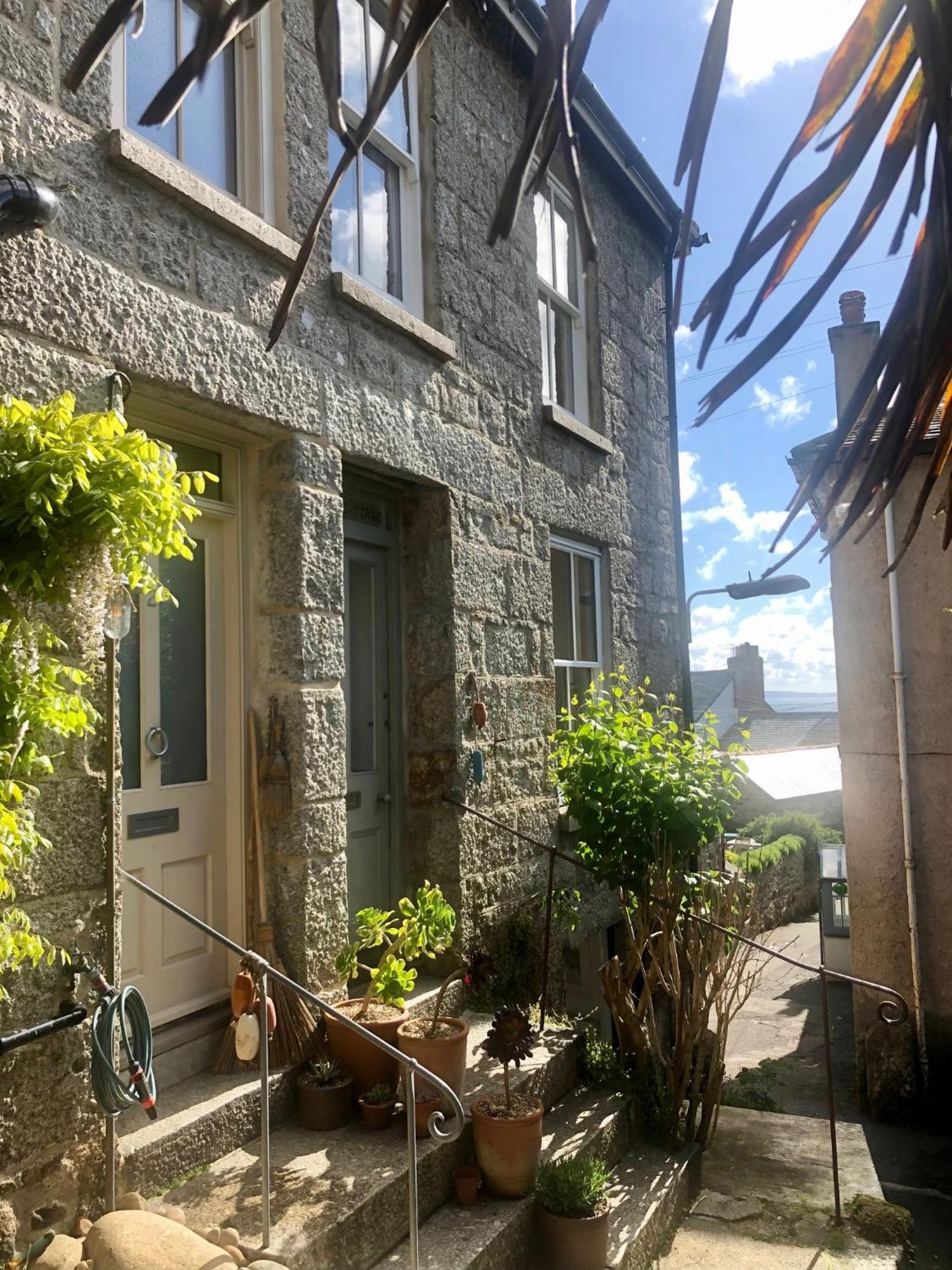 Janies Cottage~ Mousehole~Eclectic Interiors & Vintage Charm 外观 照片
