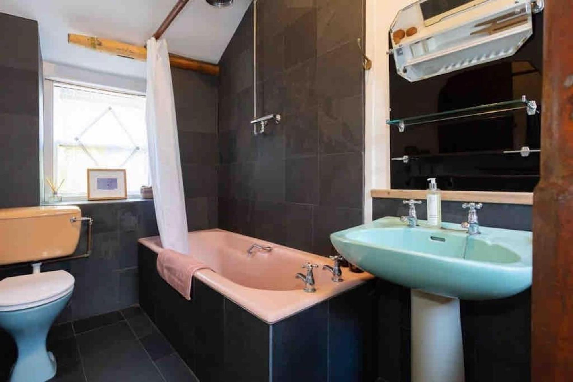 Janies Cottage~ Mousehole~Eclectic Interiors & Vintage Charm 外观 照片